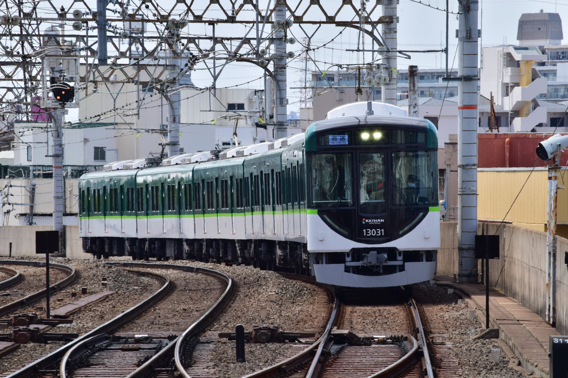 某銀行に激似!? 【京阪電車】車両色のナゾ→ 広報担当「企業理念と現代的感覚を表現」 | ラジトピ ラジオ関西トピックス